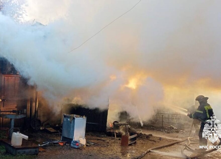 В Тверской области сгорели сразу пять сараев