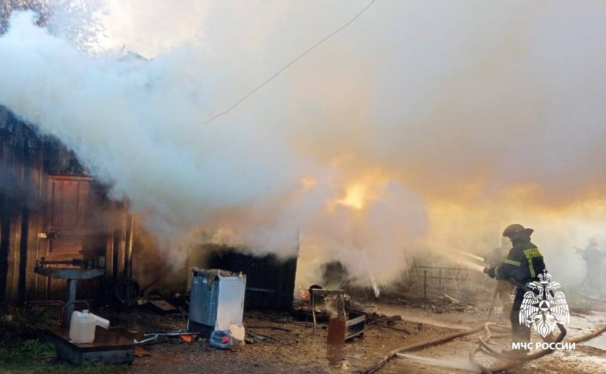 В Тверской области сгорели сразу пять сараев