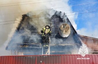 В Тверской области несколько часов тушили пожар в дачном доме В Тверской области несколько часов тушили пожар в дачном доме