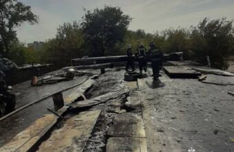 В Твери потушили сильный пожар на крыше склада В Твери потушили сильный пожар на крыше склада