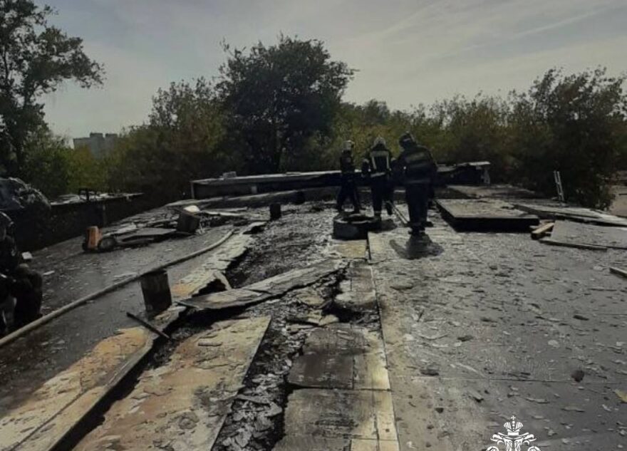 В Твери потушили сильный пожар на крыше склада