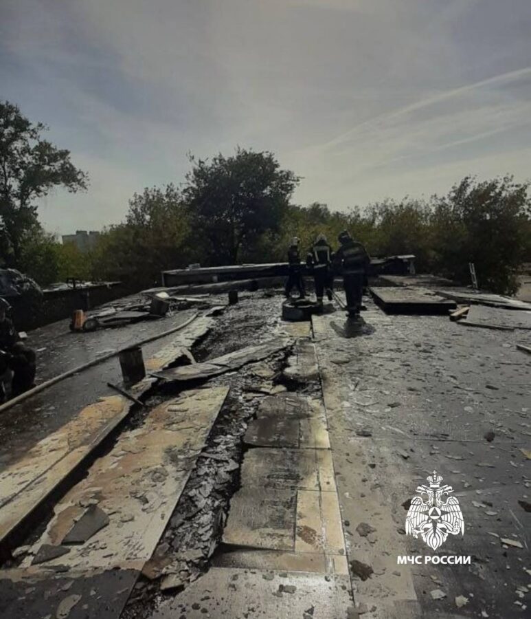 В Твери потушили сильный пожар на крыше склада