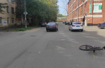 В Твери девушка на ИЖе сбила молодого велосипедиста В Твери девушка на ИЖе сбила молодого велосипедиста
