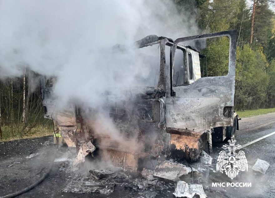 Вечером в Тверской области сгорел грузовик