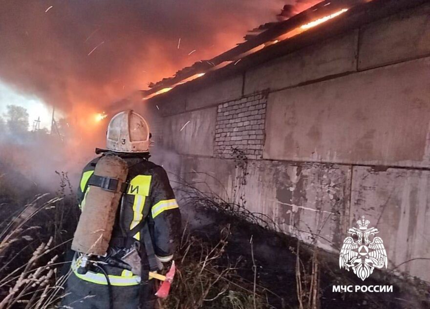 В Калининском округе под Тверью горит зернохронилище