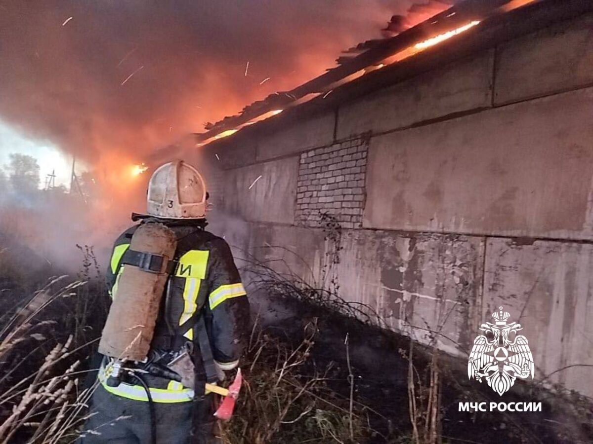 В Калининском округе под Тверью горит зернохронилище