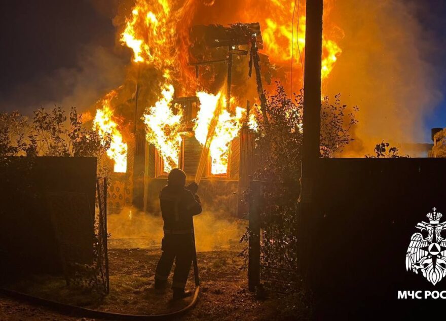 Под Тверью поздно вечером сгорела дача