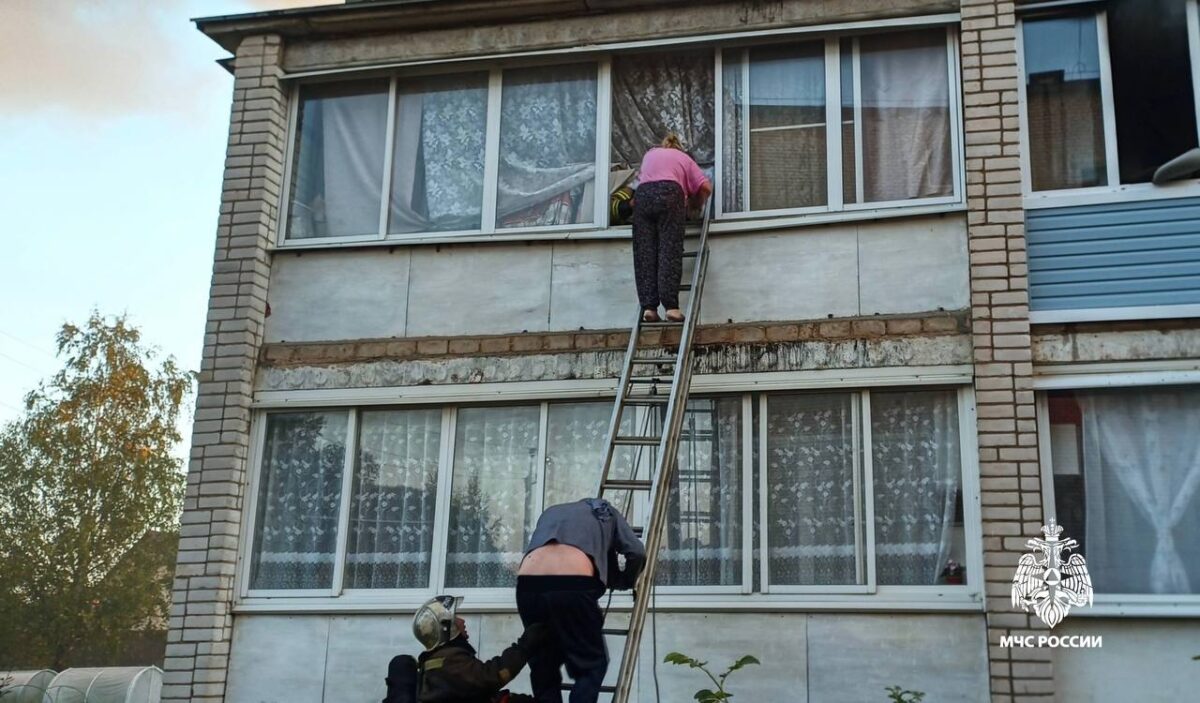 На пожаре в Тверской области спасли четырёх человек