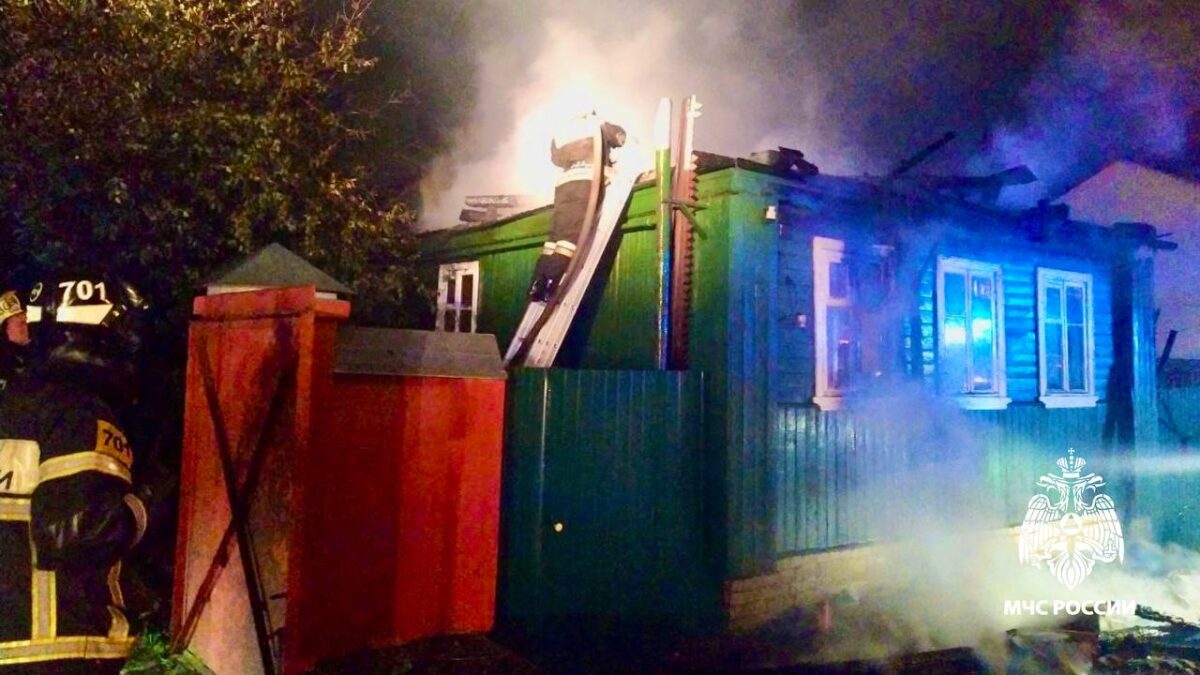 Ночью в Твери загорелся жилой дом