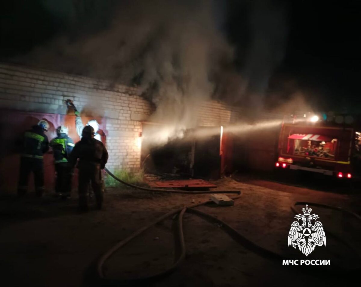 В Тверской области ликвидировали пожар в гаражном кооперативе