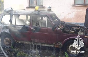 В Твери потушили загоревшуюся "Ниву"