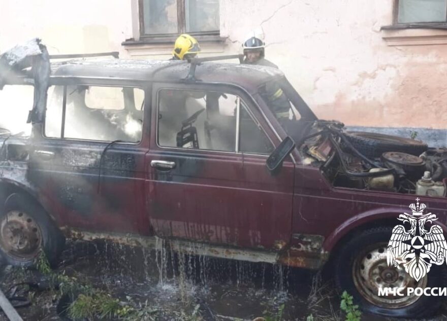 В Твери потушили загоревшуюся "Ниву"