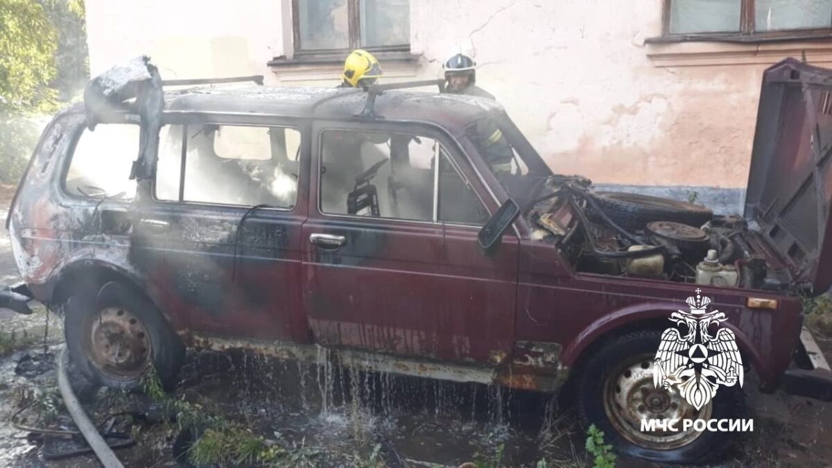 В Твери потушили загоревшуюся "Ниву"