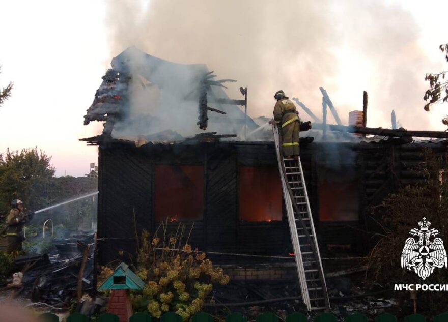 В Тверской области сгорел жилой дом на две квартиры