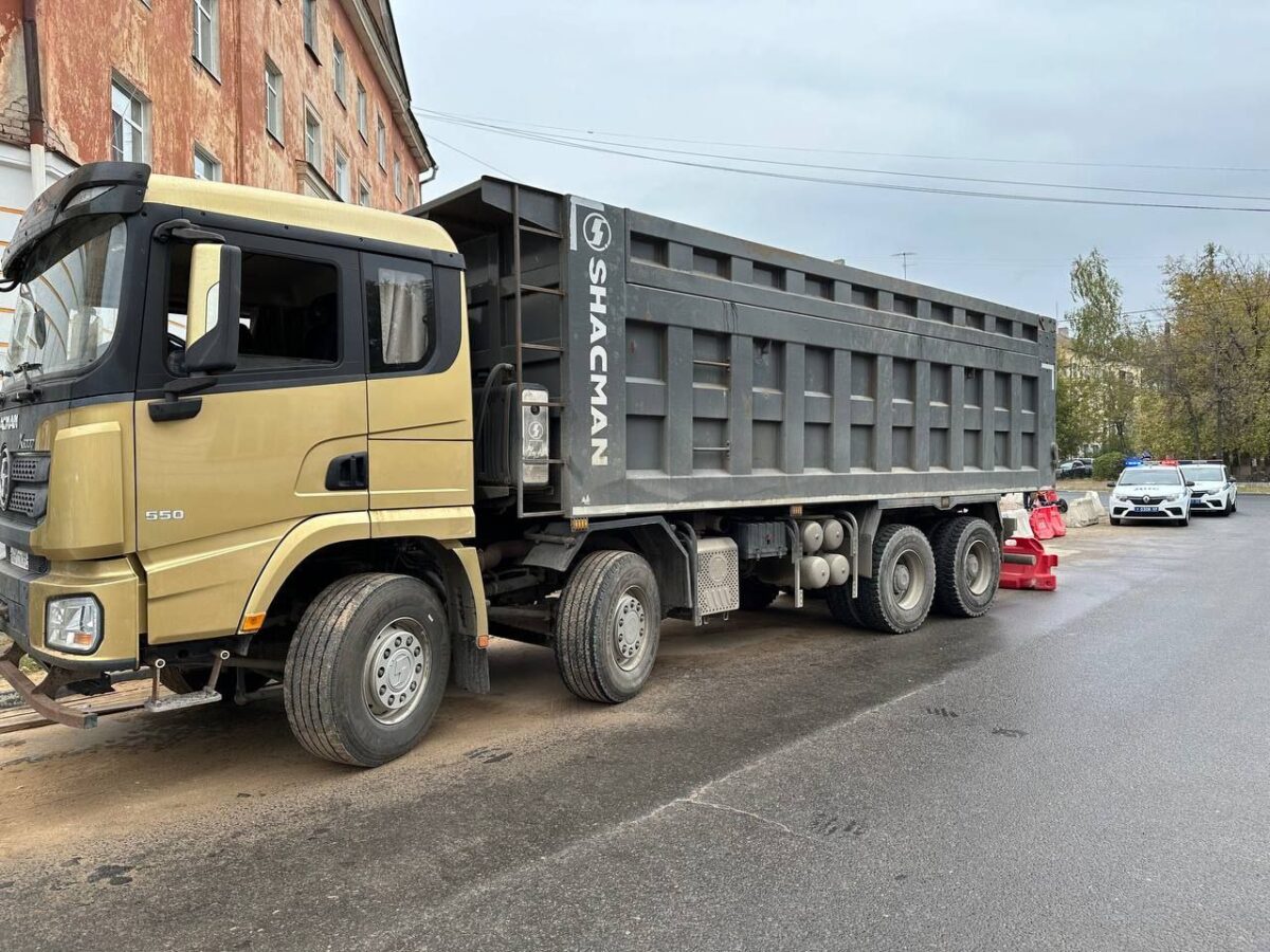 Электросамокатчик пострадал в столкновении с самосвалом в Твери
