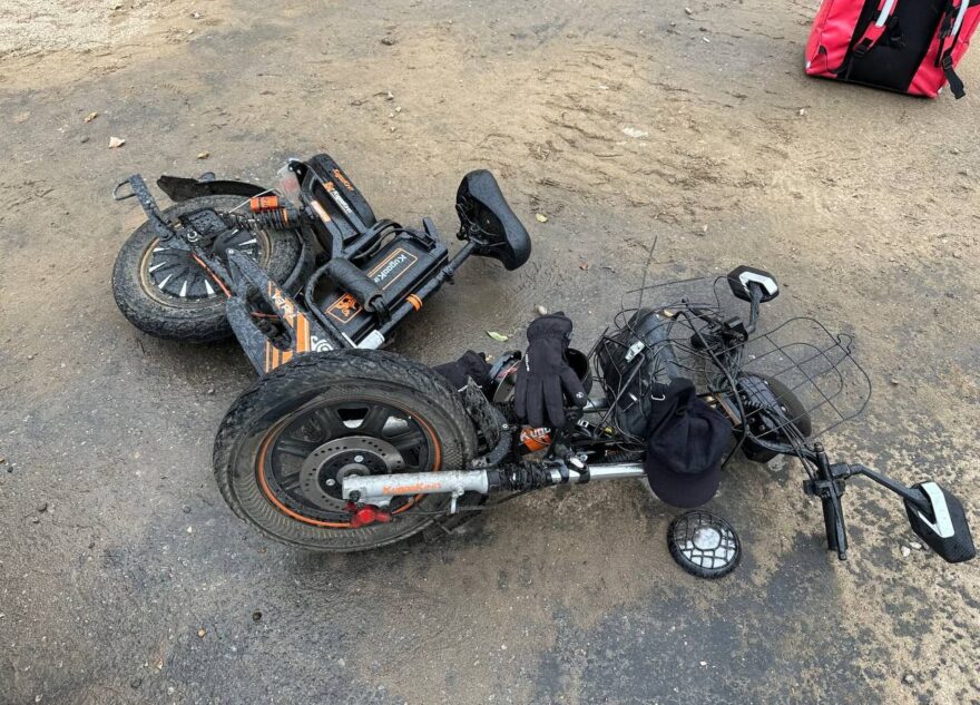 Электросамокатчик пострадал в столкновении с самосвалом в Твери