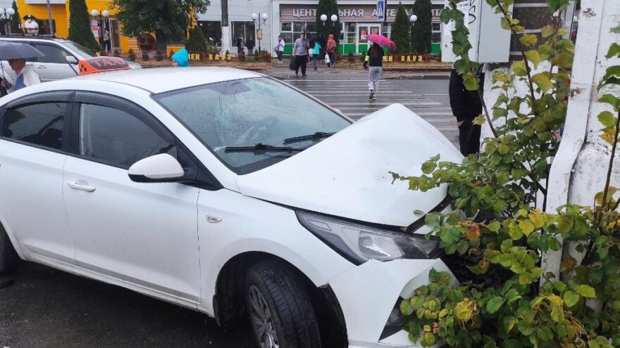 Женщина попала в больницу после ДТП с участием столба в Твери