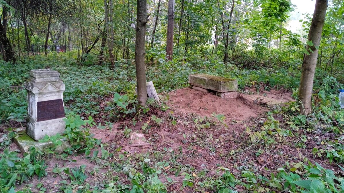 На Волынском кладбище в Твери прошел необычный субботник