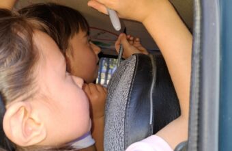 Жители Тверской области расписали салон автомобиля посланиями для бойцов СВО Жители Тверской области расписали салон автомобиля посланиями для бойцов СВО