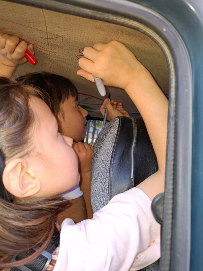 Жители Тверской области расписали салон автомобиля посланиями для бойцов СВО