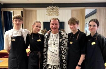 В ресторане Тверской области был замечен певец из Книги рекордов Гиннеса В ресторане Тверской области был замечен певец из Книги рекордов Гиннеса