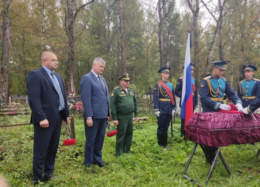 В Тверской области проводили в последний путь сержанта Артема Рыбакова В Тверской области проводили в последний путь сержанта Артема Рыбакова