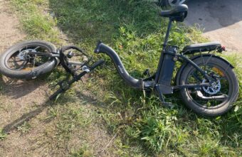 Легковушка и электровелосипед столкнулись в Тверской области, есть пострадавший