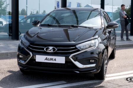 Названа цена бизнес-седана Lada Aura, на который пересадят российских чиновников Названа цена бизнес-седана Lada Aura, на который пересадят российских чиновников