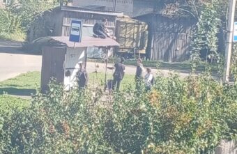 В Тверской области малолетние вандалы ломали автобусную остановку В Тверской области малолетние вандалы ломали автобусную остановку