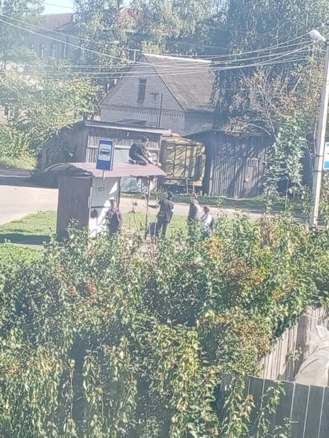 В Тверской области малолетние вандалы ломали автобусную остановку