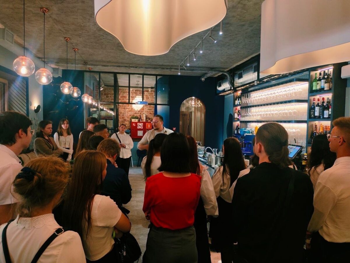 Первокурсники Тверского колледжа сервиса и туризма провели «гостеприимный» День знаний