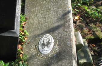 В Тверской области просят поднять надгробную плиту на могиле известных новоторжских архитекторов