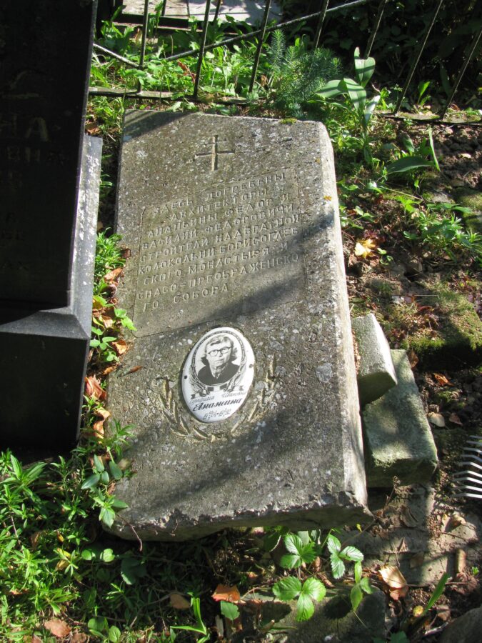 В Тверской области просят поднять надгробную плиту на могиле известных новоторжских архитекторов