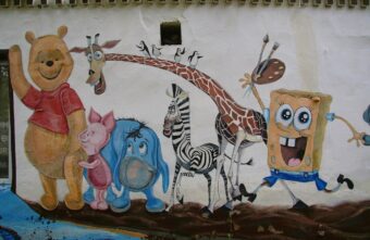 В Тверской области стены дома разрисовали персонажами известных мультфильмов В Тверской области стены дома разрисовали персонажами известных мультфильмов