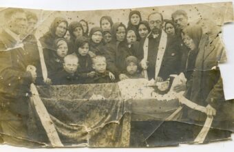 Жители Тверской области узнали людей на очень старой фотографии Жители Тверской области узнали людей на очень старой фотографии