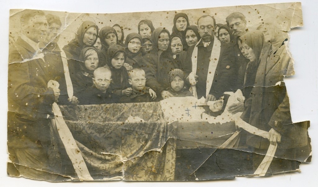 Жители Тверской области узнали людей на очень старой фотографии