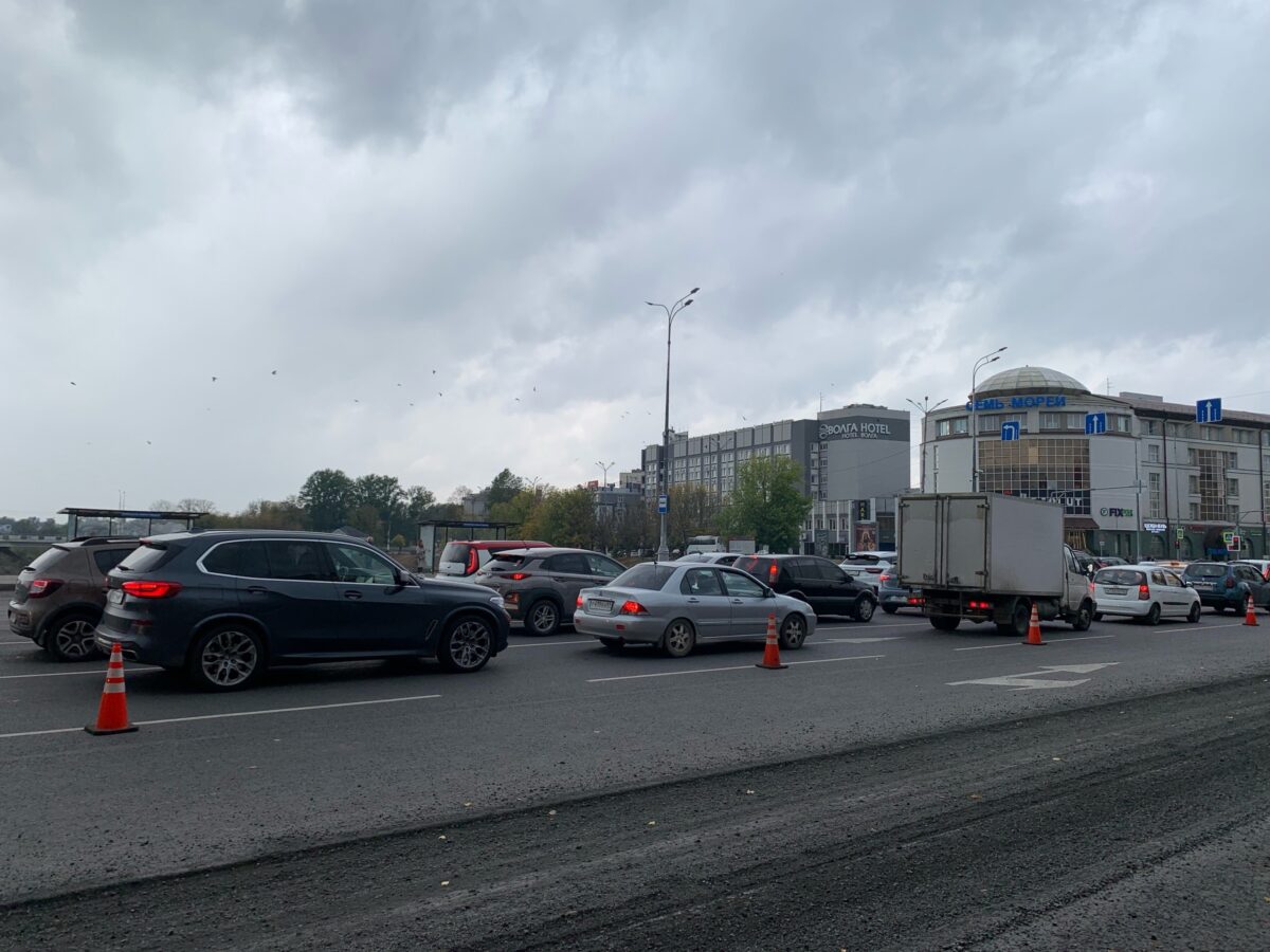 В центре Твери образовалась огромная пробка
