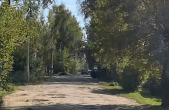 Жители Тверской области попросили синий трактор не ездить по дороге