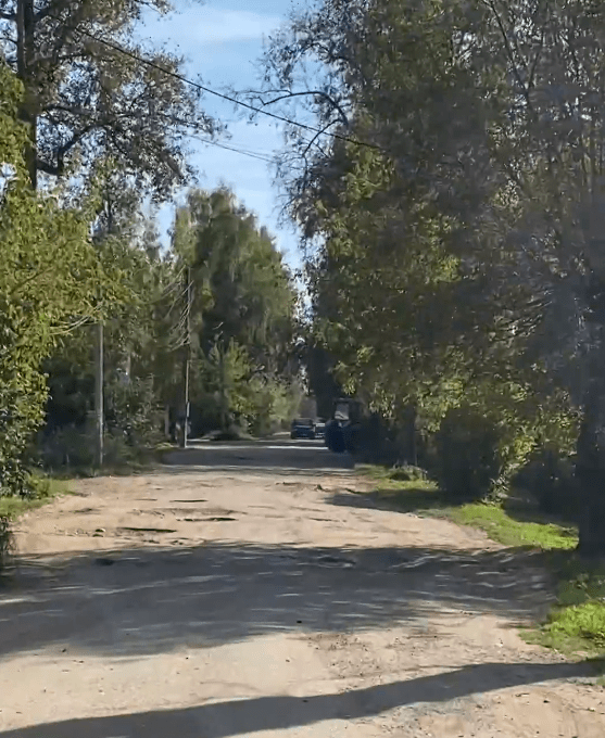 Жители Тверской области попросили синий трактор не ездить по дороге