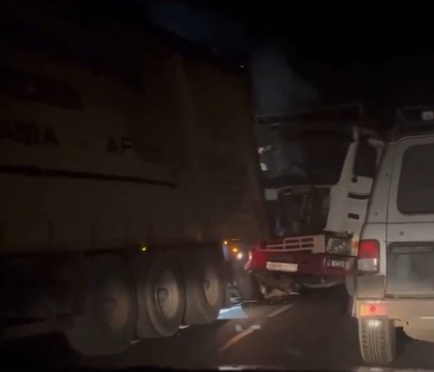 В Тверской области на трассе столкнулись две фуры