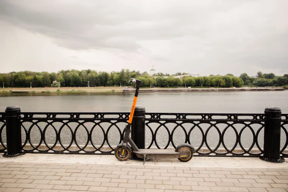 Минтранс предложил ограничить скорость езды на самокате рядом с пешеходами