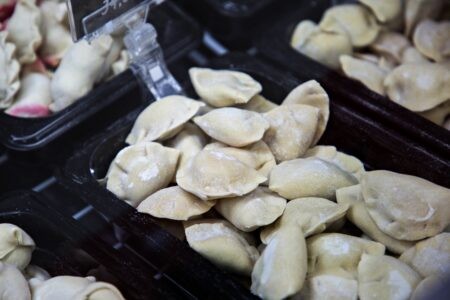 Врач рассказала, почему опасны заводские пельмени