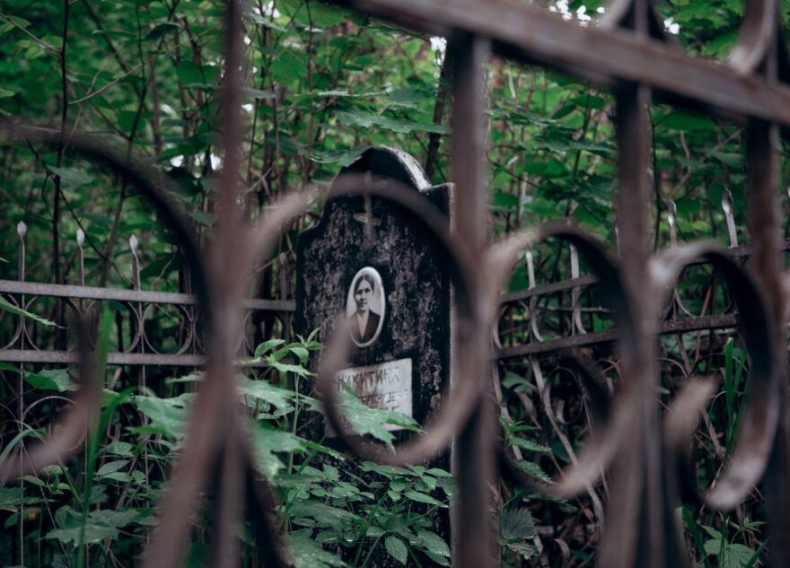 Священник объяснил, нужны ли на могилах фотографии умерших