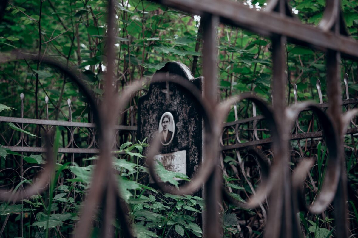 Священник объяснил, нужны ли на могилах фотографии умерших