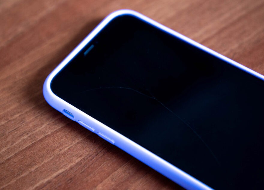 В Твери мужчина украл телефон с витрины магазина