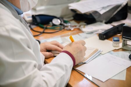 Врач-кардиолог назвала точные симптомы забитых сосудов