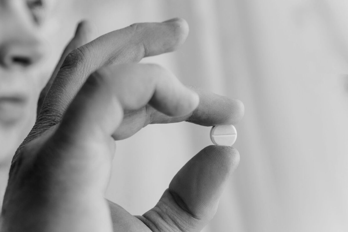 Невролог предупредил о смертельной опасности таблеток от головной боли