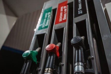 Автоэксперт рассказал, можно ли определить качество бензина по его цвету