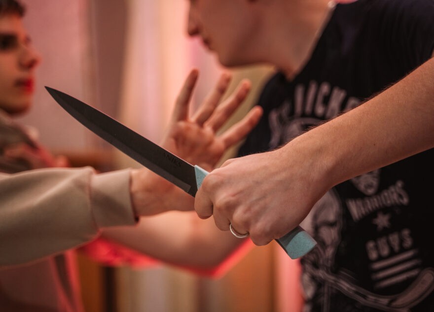 Ранее судимый тверитянин угрожал ножом незнакомцу