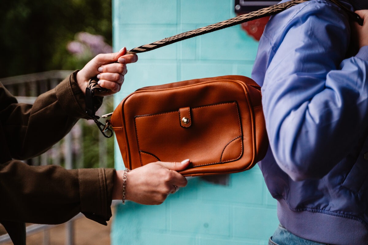 Вор-модник украл у 59-летней тверичанки две сумки